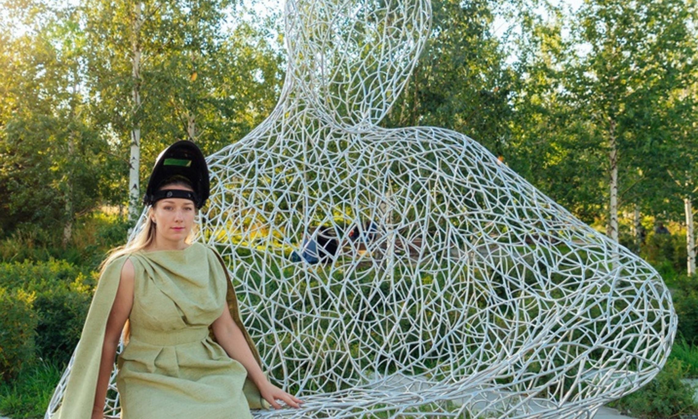 Скульптура «мать» установлена под Новосибирском.