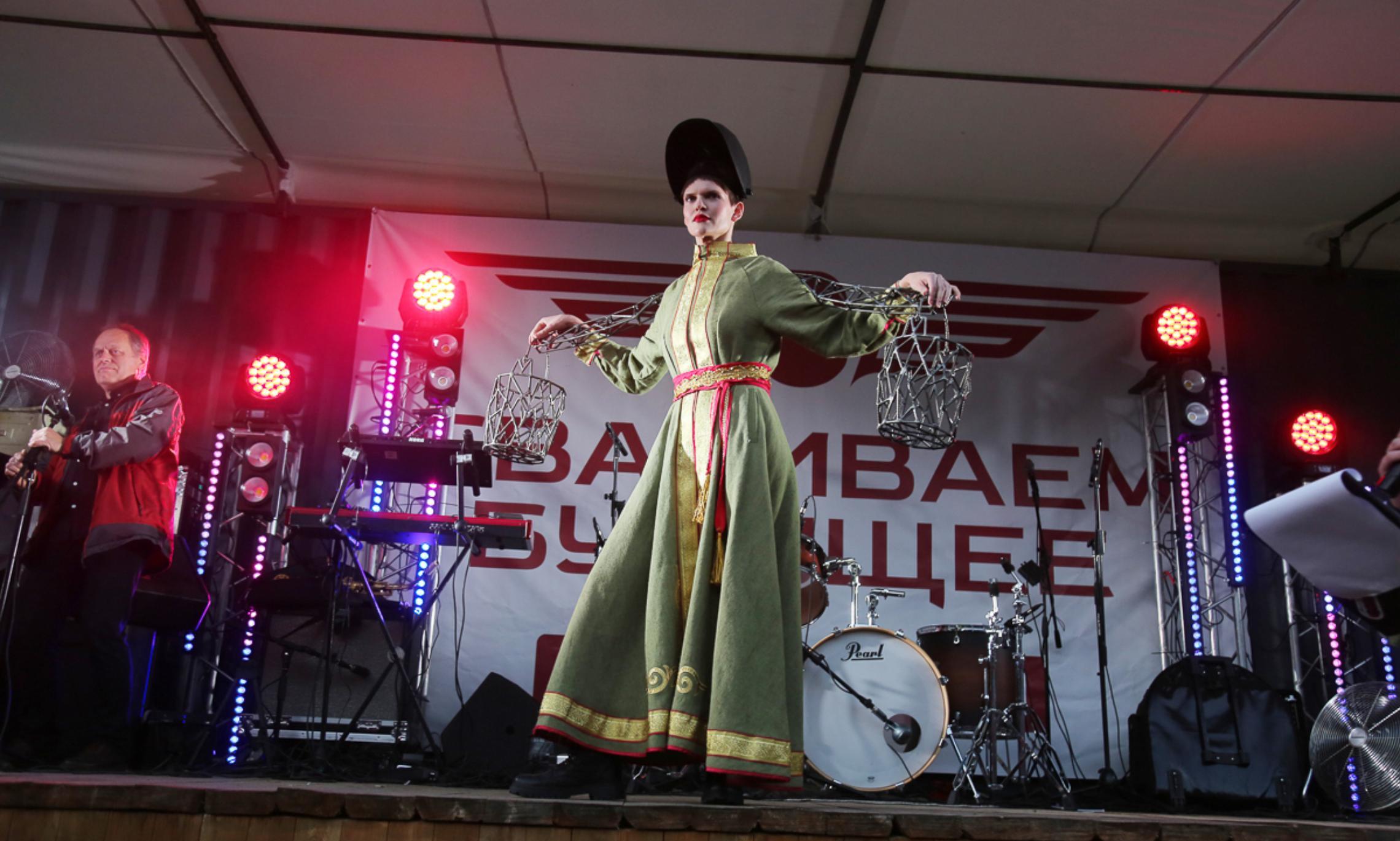 Традиционное русское сварочной платье с коромыслом