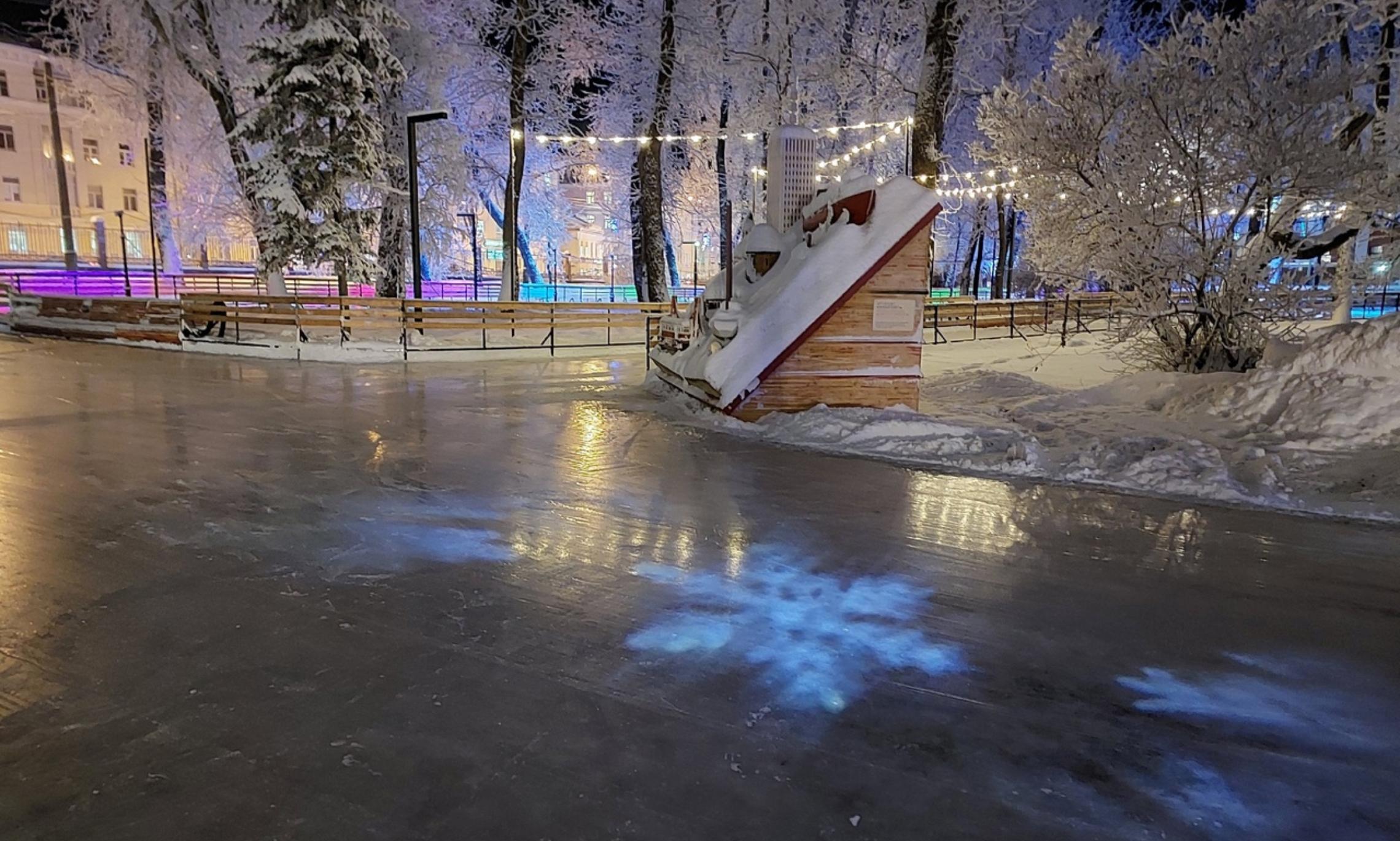 Кино, много музыки и света: Петровский парк готовится к открытию катка