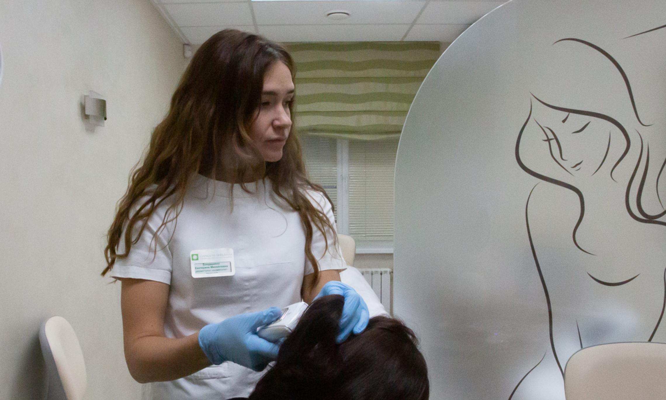 Сканирование кожи головы с помощью специального прибора — трихоскопа
