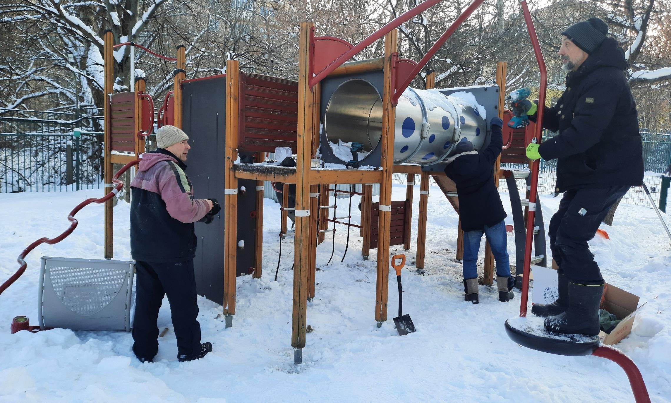 Процесс демонтажа детской площадки