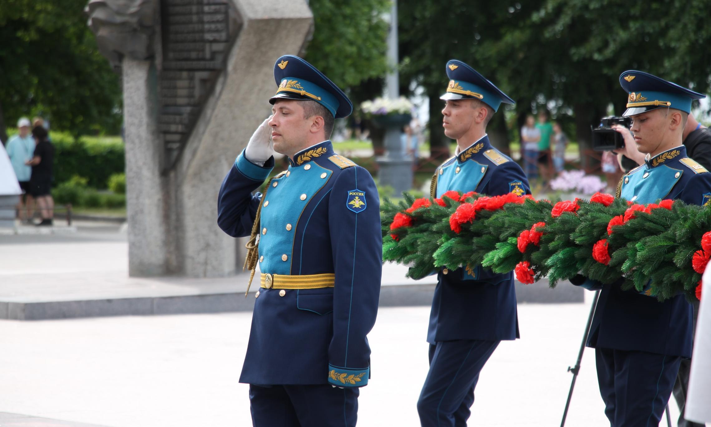 Торжественное возложение цветов